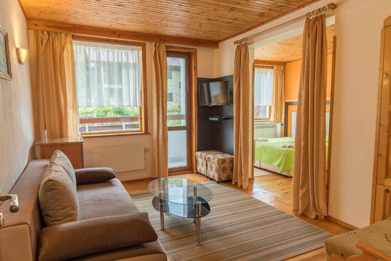 Hotel Paradise Place Kalofer Esterno foto