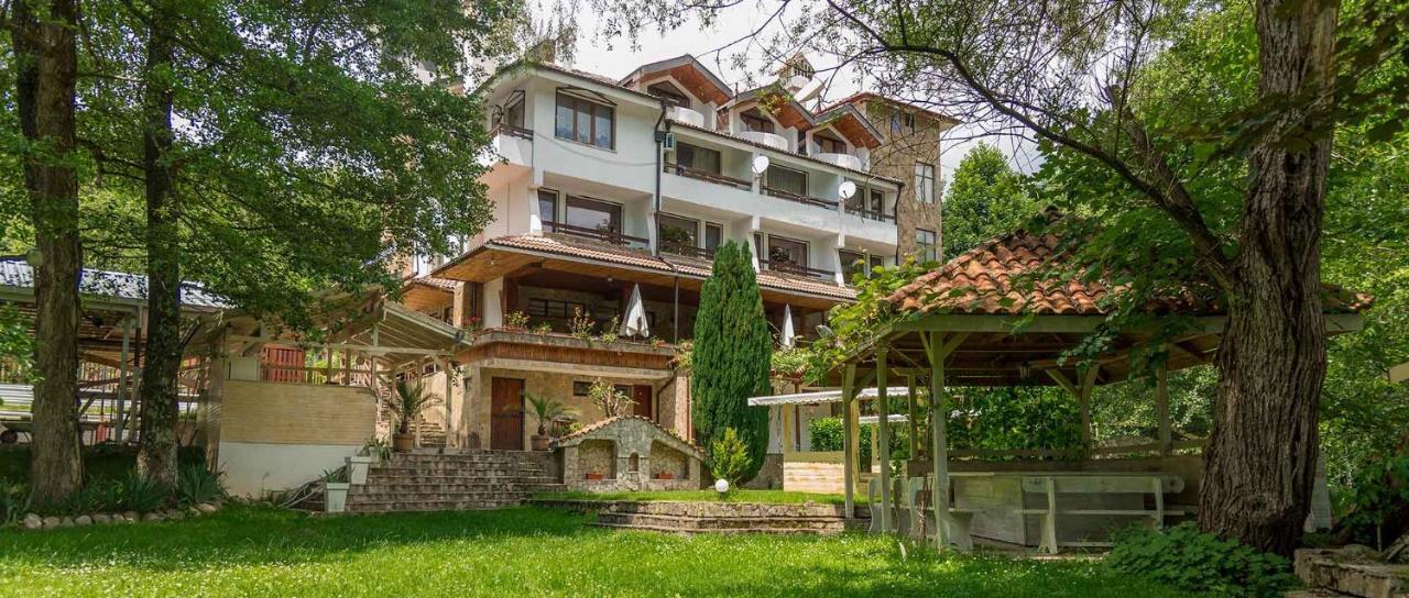 Hotel Paradise Place Kalofer Esterno foto