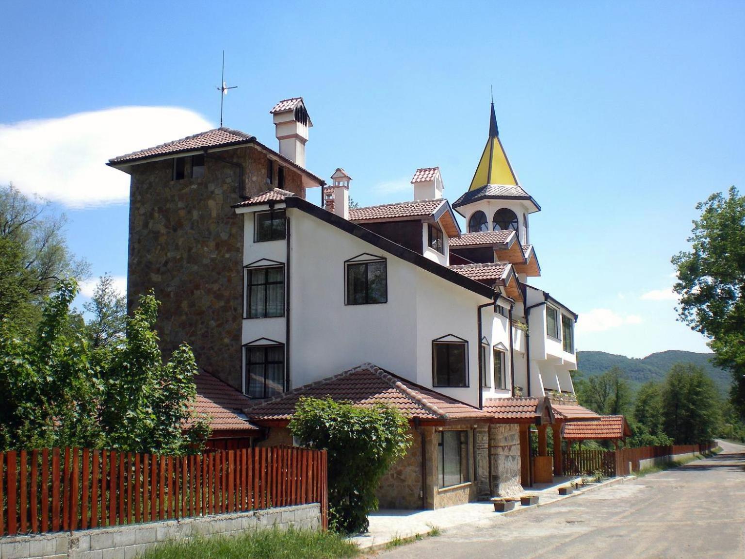 Hotel Paradise Place Kalofer Esterno foto