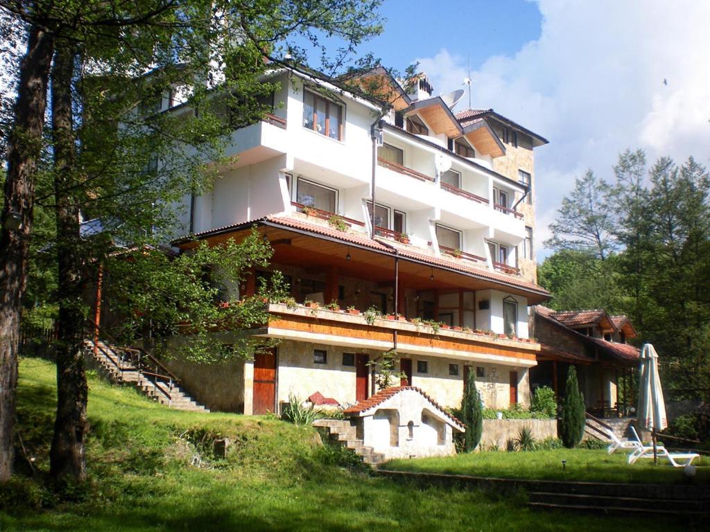 Hotel Paradise Place Kalofer Esterno foto