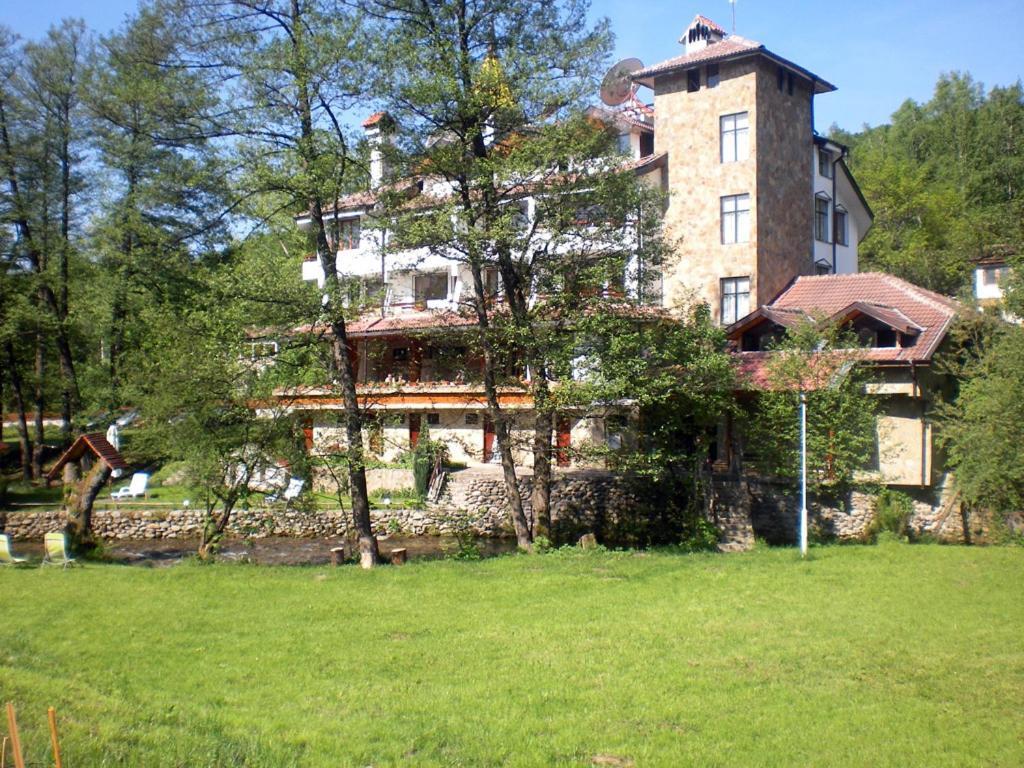 Hotel Paradise Place Kalofer Esterno foto