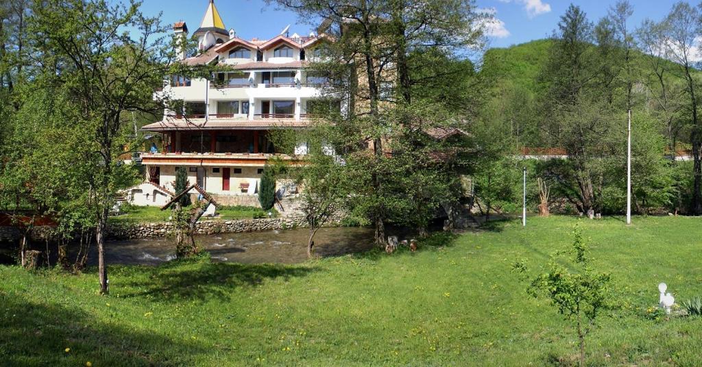 Hotel Paradise Place Kalofer Esterno foto