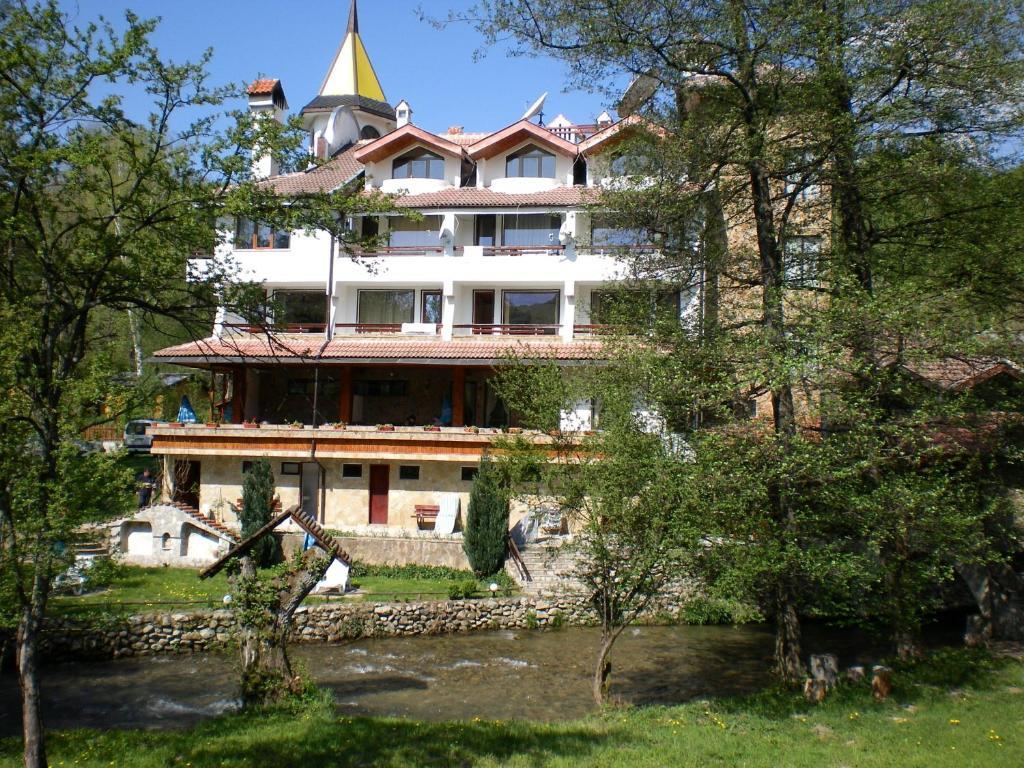 Hotel Paradise Place Kalofer Esterno foto
