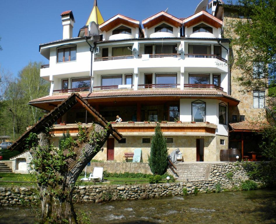 Hotel Paradise Place Kalofer Esterno foto