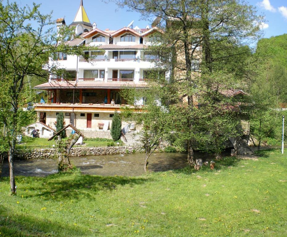 Hotel Paradise Place Kalofer Esterno foto